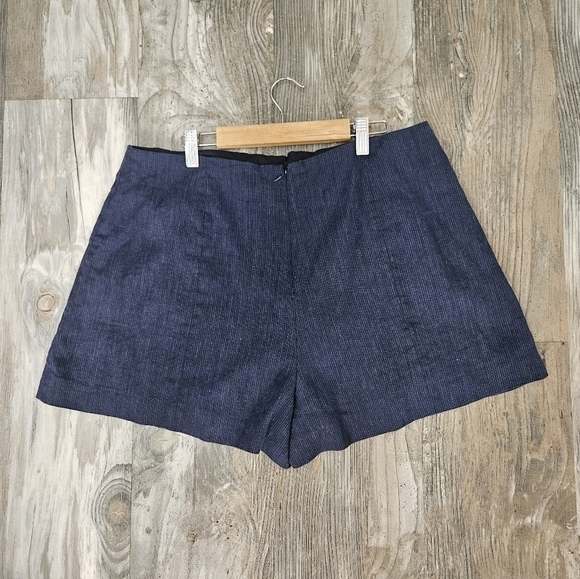 BCBGMAXAZRIA pleated shorts size large - Picture 2 of 8